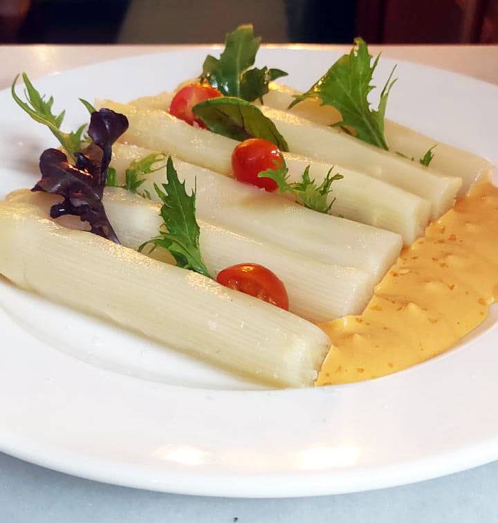 white asparragus with piquillo pepper allioli